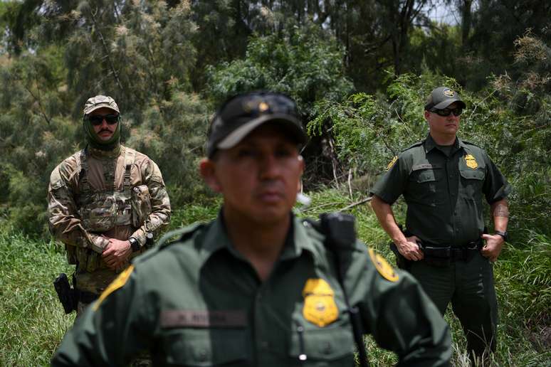 Membros da patrulha de fronteira dos EUA na fronteira entre o pa&iacute;s e o M&eacute;xico no Texas
03/07/2019 REUTERS/Loren Elliott