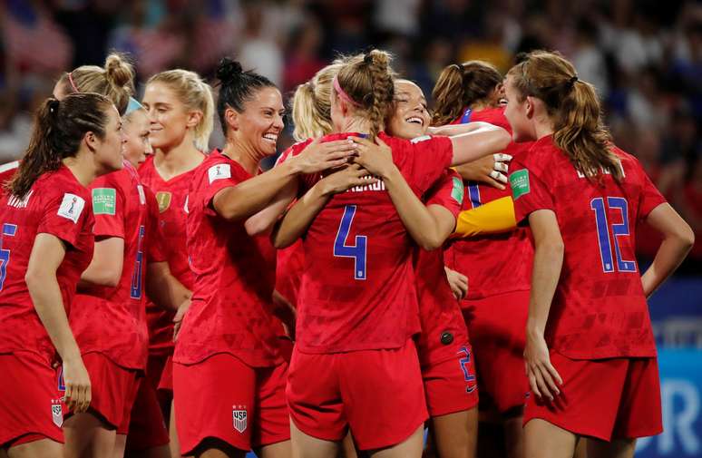 Jogadoras da sele&ccedil;&atilde;o dos EUA comemoram vit&oacute;ria sobre Inglaterra na semifinal da Copa do Mundo de futebol feminino
02/07/2019 REUTERS/Benoit Tessier