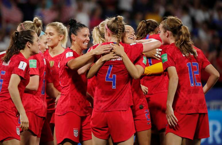 Jogadoras da seleção dos EUA comemoram vitória sobre Inglaterra na semifinal da Copa do Mundo de futebol feminino
02/07/2019 REUTERS/Benoit Tessier