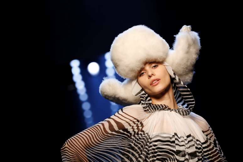 Modelo de Jean Paul Gaultier desfila cole&ccedil;&atilde;o 2019/20 em Paris 3/7/2019 REUTERS/Regis Duvignau
