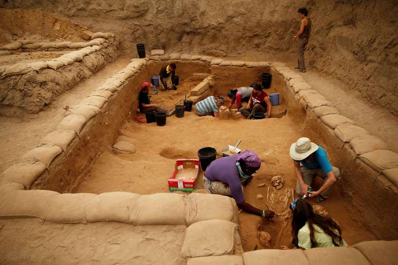 Estudantes de arqueologia desenterram achados em escava&ccedil;&otilde;es no primeiro cemit&eacute;rio de filisteus em Israel. REUTERS/Amir Cohen