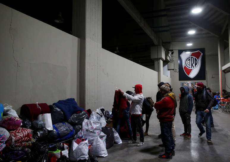 Sem-tetos recebem doa&ccedil;&otilde;es no est&aacute;dio do River Plate, em Buenos Aires
03/07/2019 REUTERS/Agustin Marcarian 