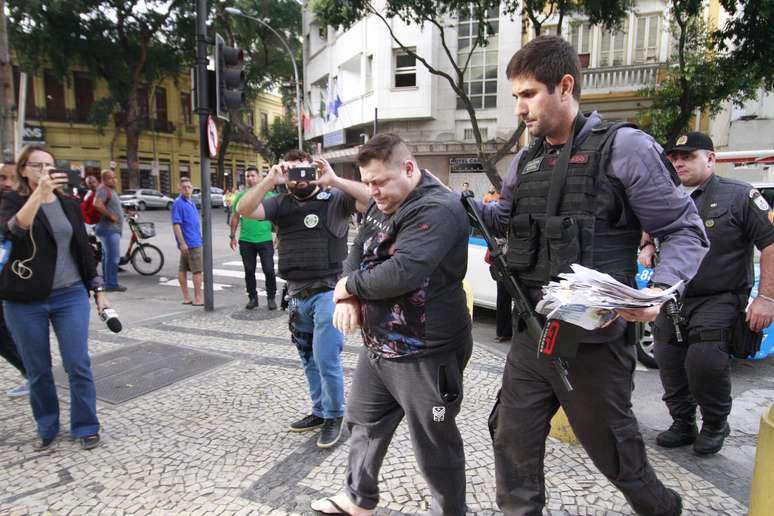 Preso durante operação da Polícia Civil do RJ e do MP chega à Secretaria de Estado de Polícia Civil no Rio de Janeiro (RJ), na manhã desta quarta-feira (3)
