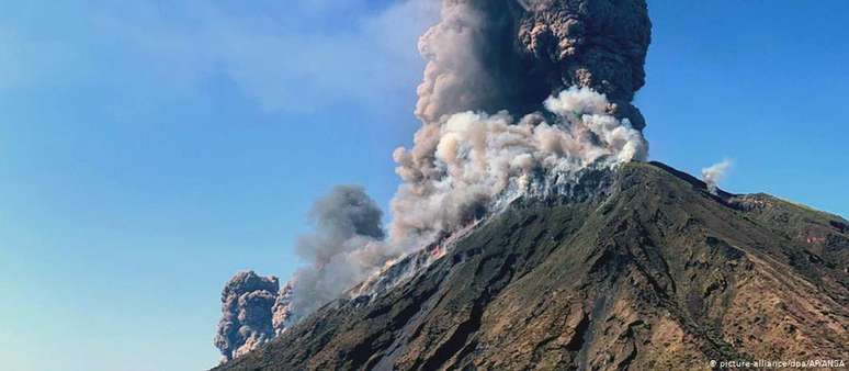 O Stromboli é um dos vulcões mais ativos do planeta e entra regularmente em erupção desde 1932