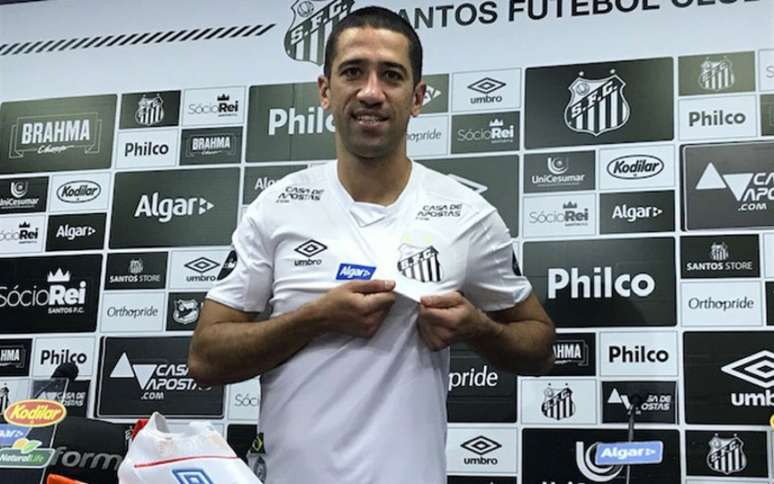 Evandro foi apresentado pelo Santos nesta quarta-feira, no CT Rei Pelé (Foto: Arthur Faria)