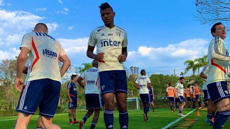 Arboleda voltou a treinar com os companheiros nesta quarta-feira (Foto: Reprodução/Twitter São Paulo)