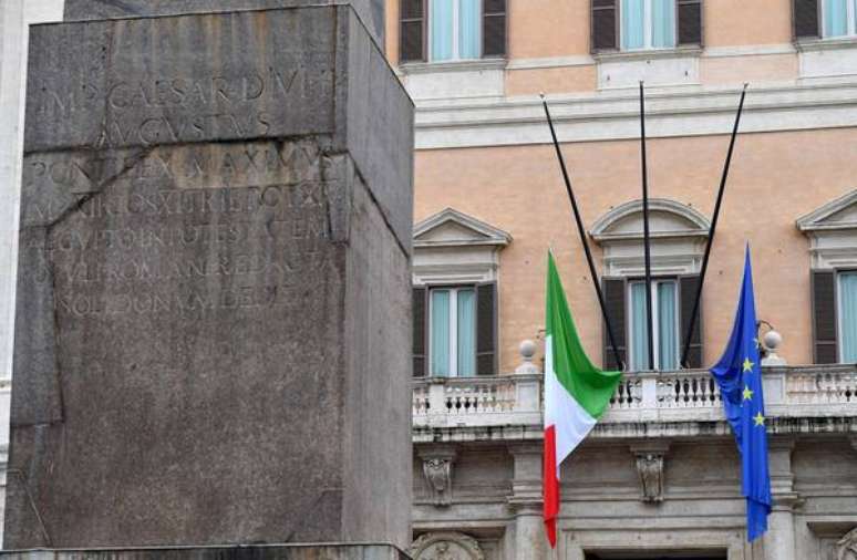Bandeiras da Itália e da União Europeia na Câmara dos Deputados, em Roma