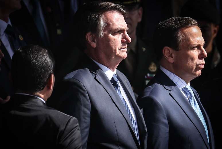 O presidente da República, Jair Bolsonaro (PSL)(c), o vice-presidente Hamilton Mourão (e) e o governador de São Paulo, João Doria (PSDB)(d), participam da solenidade de passagem do Comando Militar do Sudeste, do General Luiz Eduardo Ramos Batista Pereira para o General Marcos Antonio Amaro dos Santos, realizada na sede do Comando Militar do Sudeste, em São Paulo