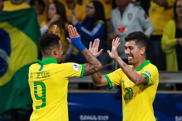 Roberto Firmino comemora gol com Gabriel Jesus na vitória da Seleção Brasileira sobre a Argentina, no Mineirão