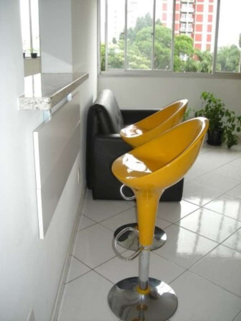 18. Mesa dobr&aacute;vel de parede com banquetas amarelas