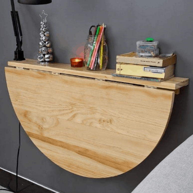 26. Mesa dobrável de parede de madeira com prateleira para itens decorativos