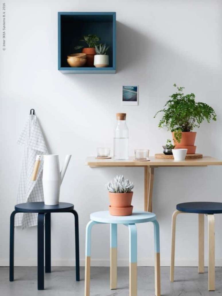 9. Mesa dobr&aacute;vel de parede com decora&ccedil;&atilde;o e banquetas coloridas