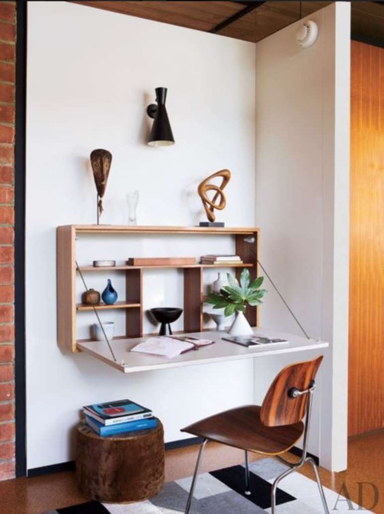 3. A mesa dobrável de parede pode ter prateleiras pra guardar itens importantes para seu trabalho ou para decorar o espaço.