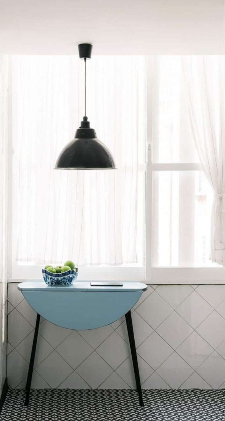 56. Mesa dobr&aacute;vel de parede azul para ambientes pequenos