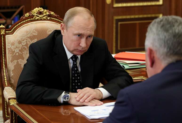 Presidente russo, Vladimir Putin, durante reunião com o ministro da Defesa, Sergei Shoigu, em Moscou
04/07/2019
Sputnik/Mikhail Klimentyev/Kremlin via REUTERS