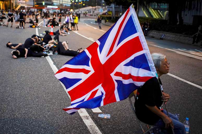 Idosa segura bandeira do Reino Unido durante protestos em Hong Kong
17/06/2019
REUTERS/Athit Perawongmetha