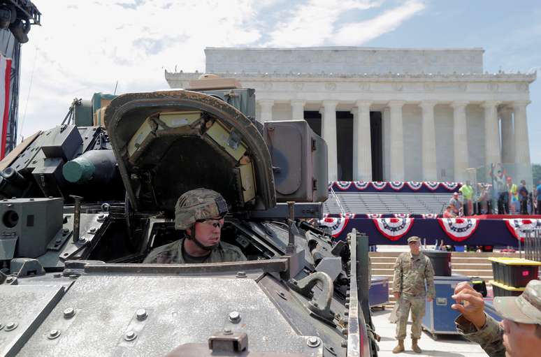 Tanque em frente ao Memorial Lincoln em Washington
03/07/2019
REUTERS/Jim Bourg