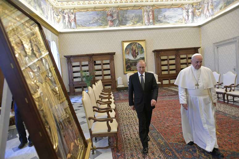 Putin re&uacute;ne-se com o papa no Vaticano 4/7/2019 Vatican Media/&shy;via REUTERS 