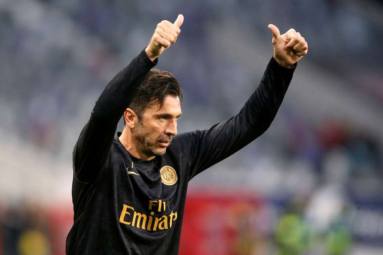 Goleiro Gianluigi Buffon gesticula a torcedores antes de jogo do campeonato franc&ecirc;s
31/03/2019
REUTERS/Regis Duvignau