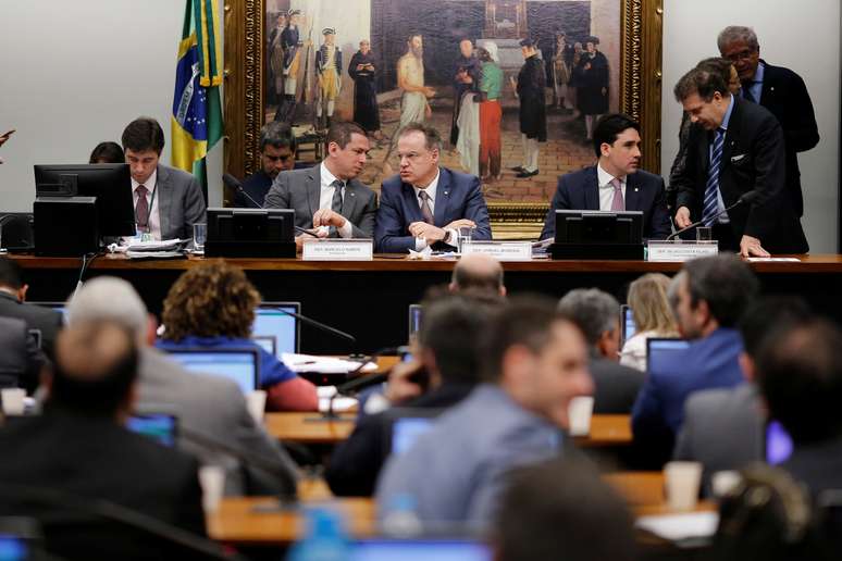 Deputados Marcelo Ramos e Samuel Moreira conversam durante sessão da comissão especial da reforma da Previdência
04/07/2019 REUTERS/Adriano Machado