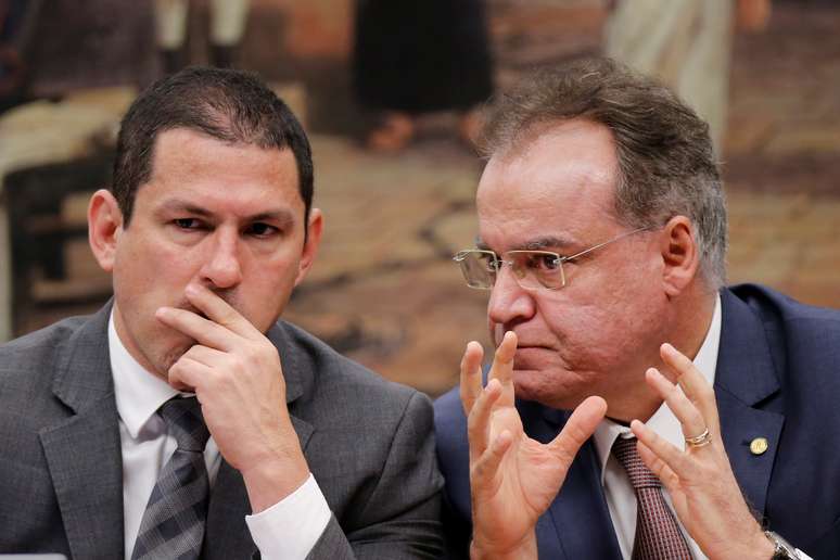 Deputados Marcelo Ramos e Samuel Moreira conversam durante sessão da comissão especial da reforma da Previdência
04/07/2019 REUTERS/Adriano Machado 
