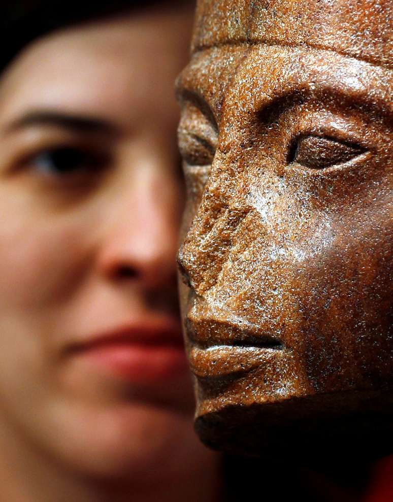 Laetitia Delaloye, chefe de antiguidades da Christie's, posa ao lado da obra em homenagem ao faraó egípcio Tutankamon, em Londres. 4/7/2019. REUTERS/Peter Nicholls    