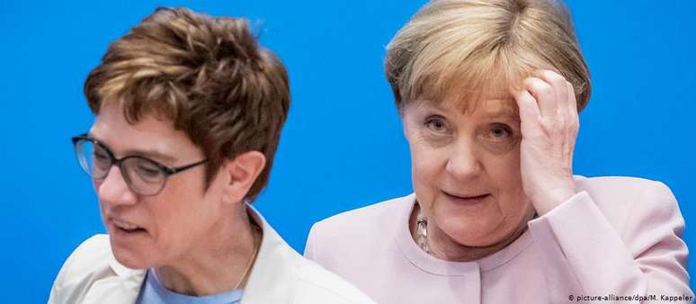 Annegret Kramp-Karrenbauer (esq.)  assumiu a liderança da CDU em dezembro, após Merkel deixar o cargo 