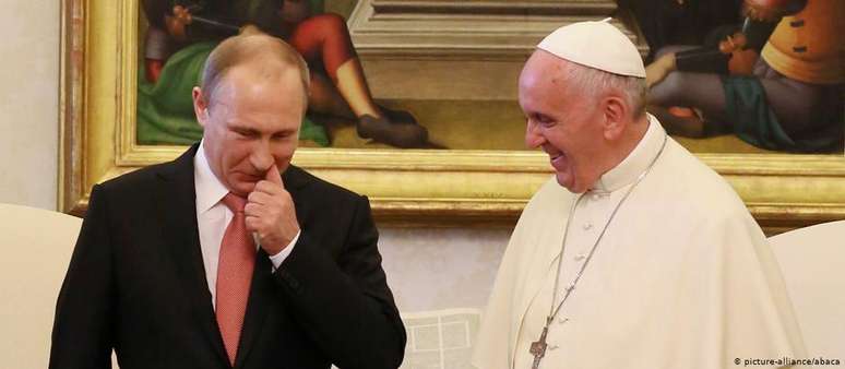 Presidente russo Vladimir Putin e o papa Francisco se reuniram a portas fechadas no Vaticano