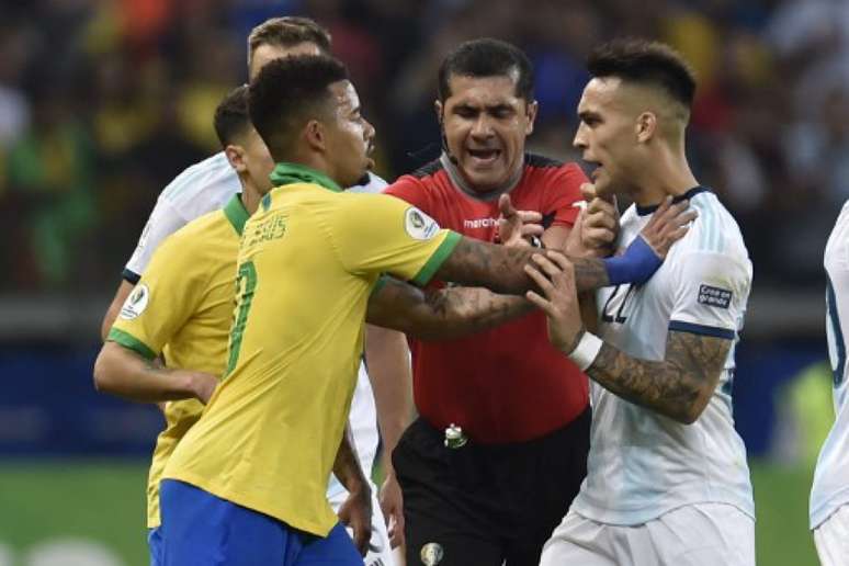 Brasil e Argentina teve polêmica e mais uma eliminação argentina para a Amarelinha (Foto: Douglas Magno / AFP)