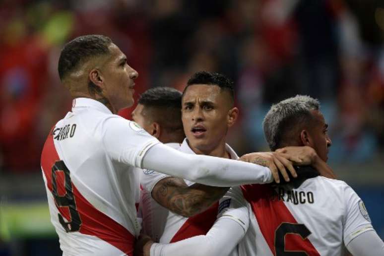 Guerrero marcou o último gol do Peru no jogo (Foto: Juan MABROMATA / AFP)