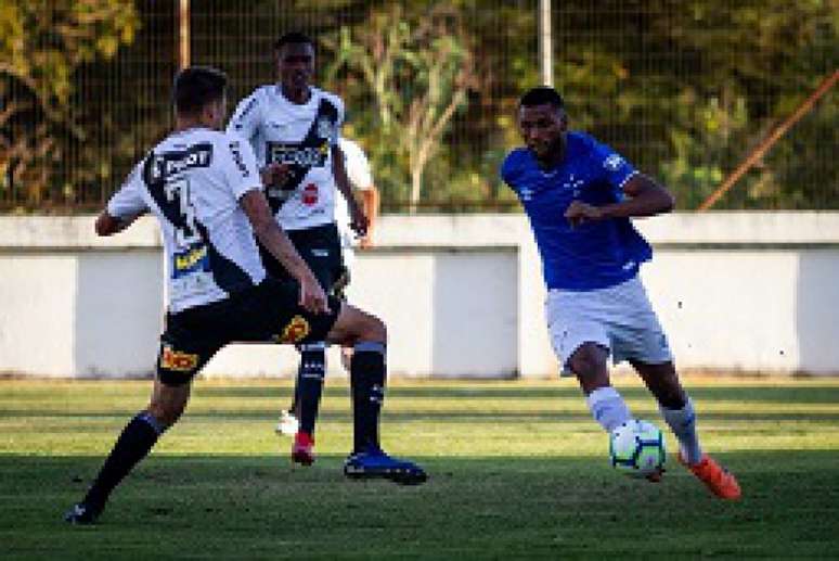 Os meninos do Cruzeiro não conseguiram sua primeira vitória na competição de base após perderem na estreia para o São Paulo-(Gustavo Aleixo/Cruzeiro)