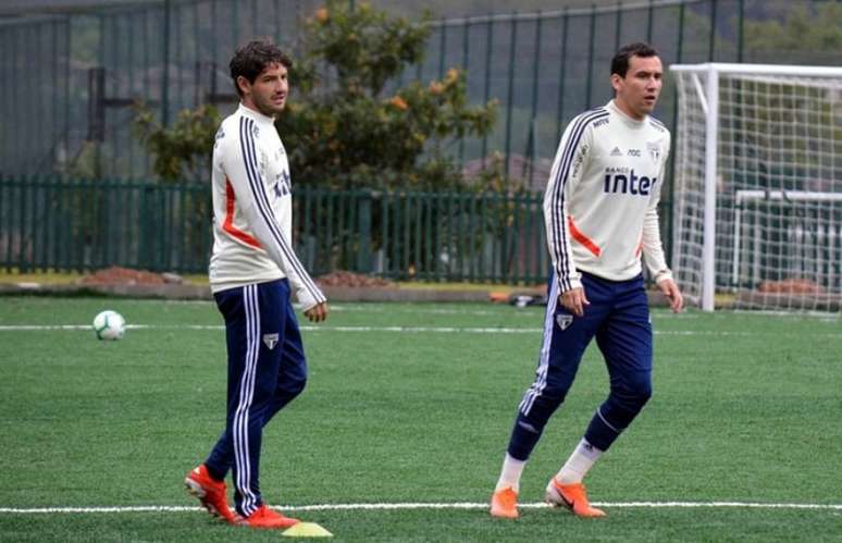 Jogadores treinaram em um gramado sintético para evitar o desgaste da chuva (Foto: Érico Leonan/saopaulofc.net)