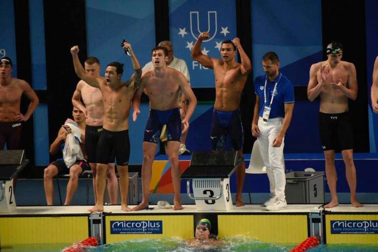 Equipe brasileira do revezamento 4x100m festeja a medalha de prata (Crédito: Saulo Cruz/CBDU/Divulgação)