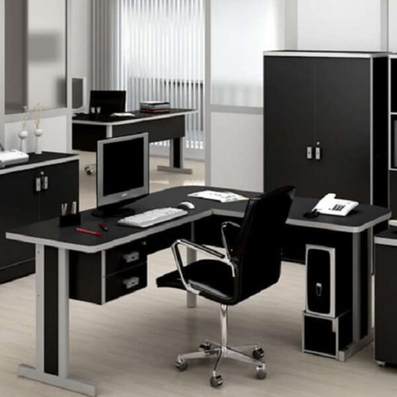 8. A escrivaninha preta em formato l é excelente para ambientes de escritório. Fonte: Pinterest