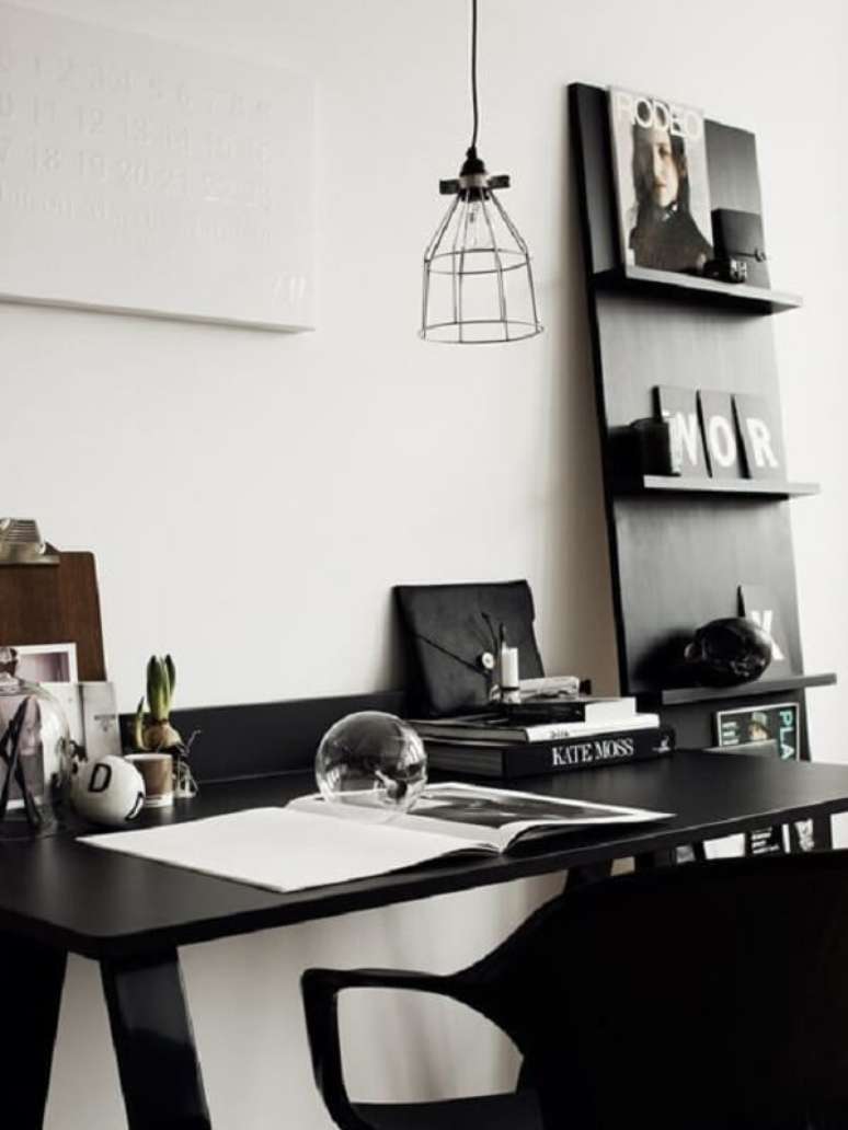 19. Ambiente de home office com escrivaninha preta e decoração minimalista. Fonte: Pinterest