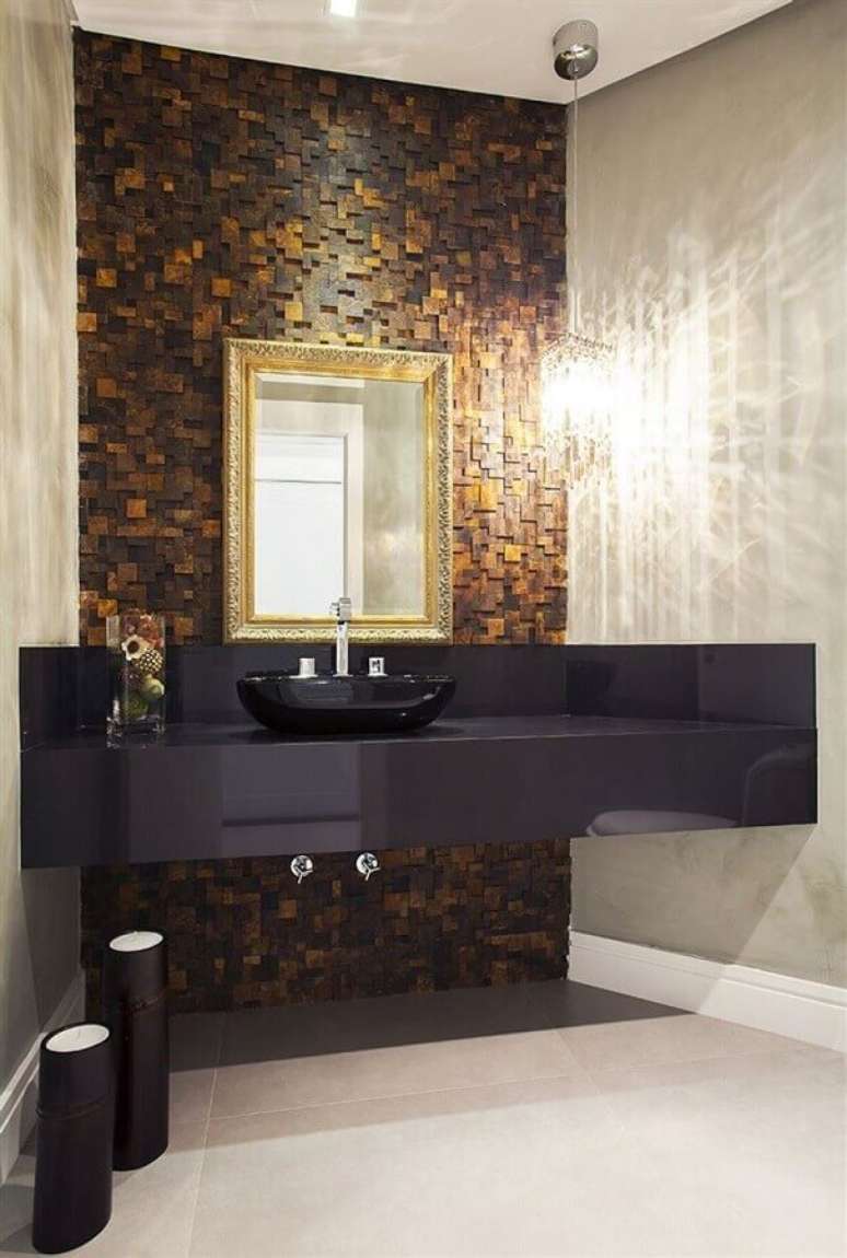 13. Decoração moderna para banheiro com bancada e cuba preta e revestimento pedra ferro – Foto: Homify