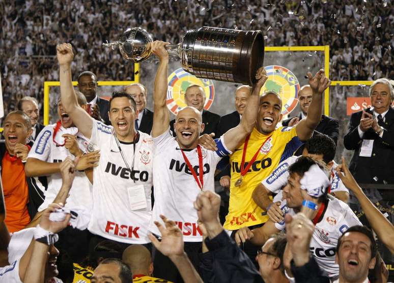Jogadores do Corinthians comemoram a conquista da Copa Libertadores da América após derrotar o Boca Junior, da Argentina, por 2 a 0, no estádio do Pacaembu, na capital paulista