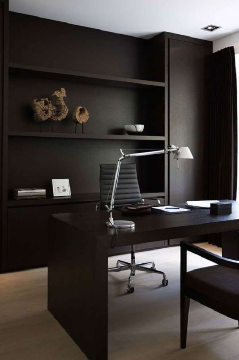 20. Decoração minimalista com escrivaninha preta e luminária de mesa. Fonte: Pinterest