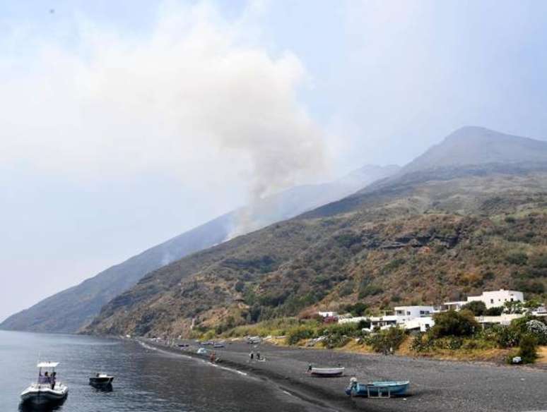 Após explosões em vulcão, Stromboli vive cenário de guerra