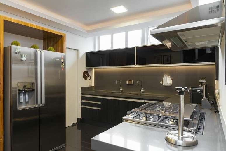 18. Eletrodomésticos para cozinha feitos em inox são modelos muito comuns. Projeto por: Suzana Knobel
