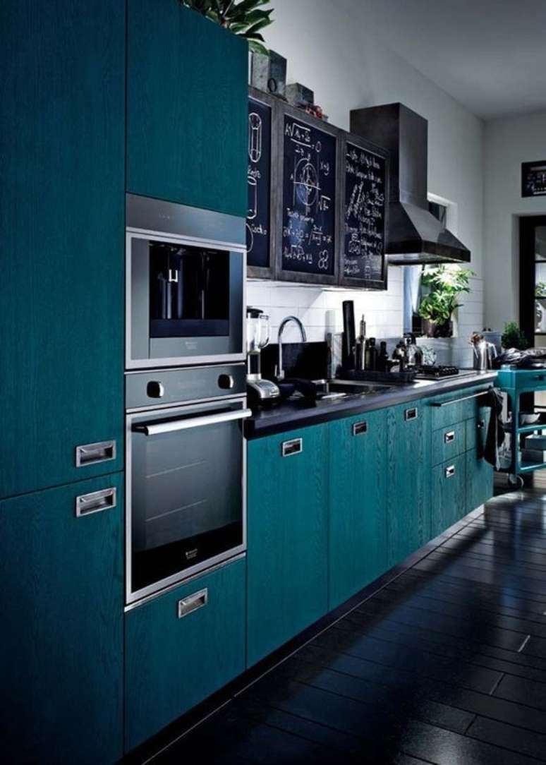 17. A depender da rotina da casa, muitos eletrodomésticos para cozinha podem ser necessários. Foto: Casa Vogue