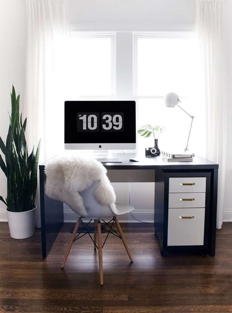 42. Escrivaninha preta com gavetas na cor branca e al&ccedil;a dourada. Fonte: Pinterest
