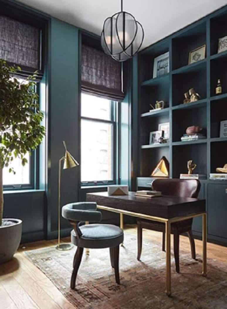 44. Mesa preta com design minimalista e pernas douradas. Fonte: Pinterest
