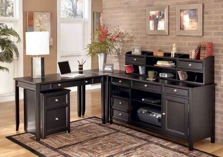 46.&nbsp;Mesa preta com design vintage em formato L. Fonte: Pinterest