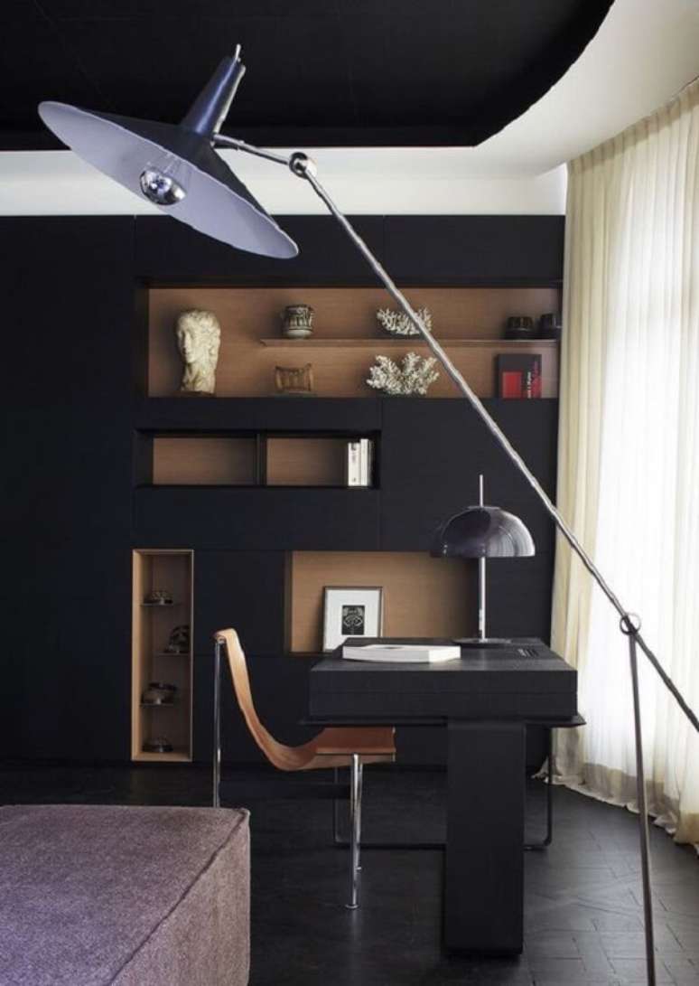 30. Escrivaninha preta com luminária de chão elegante. Fonte: Pinterest