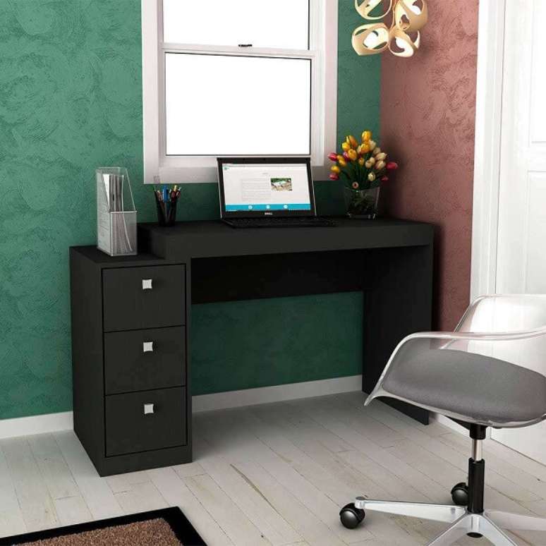 4. Escrivaninha preta com tr&ecirc;s gavetas e nicho. Fonte: Pinterest