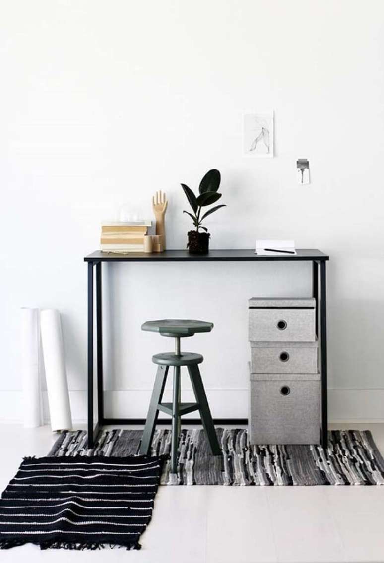 6. Escrivaninha preta compacta e alta com detalhe especial para o gaveteiro alternativo. Fonte: Pinterest