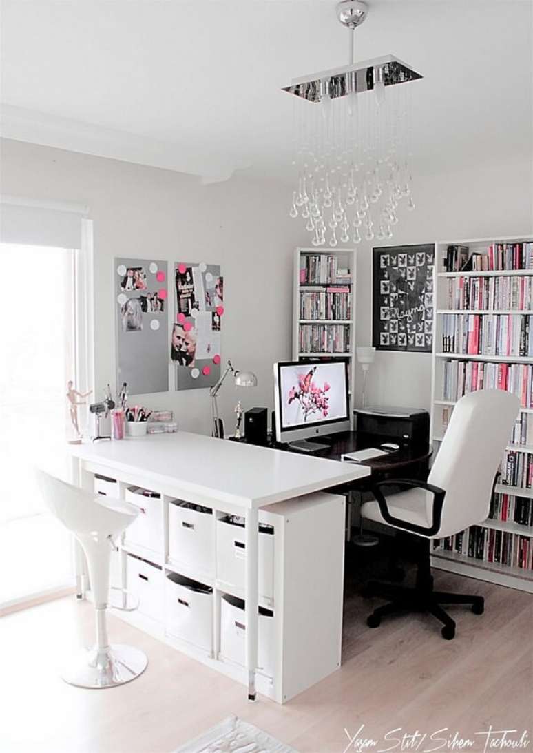 12. Escrivaninha preta complementa de forma especial a decoração de quarto. Fonte: Pinterest