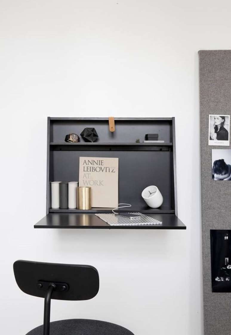 13. Escrivaninha preta dobrável de parede maximiza o espaço do ambiente. Fonte: Pinterest