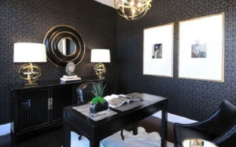 33. Escrivaninha preta e o espelho redondo com detalhes em dourado complementam a decoração do ambiente. Fonte: Pinterest